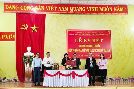 Đại diện Sở Văn hóa, Thể thao và Du lịch thành phố Đà Nẵng và Ủy ban nhân dân xã Trà Tân ký kết Chương trình kết nghĩa, hợp tác.