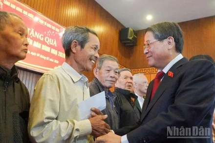 Phó Chủ tịch Quốc hội Nguyễn Đức Hải tặng quà gia đình có hoàn cảnh khó khăn trên địa bàn xã Tam Xuân.