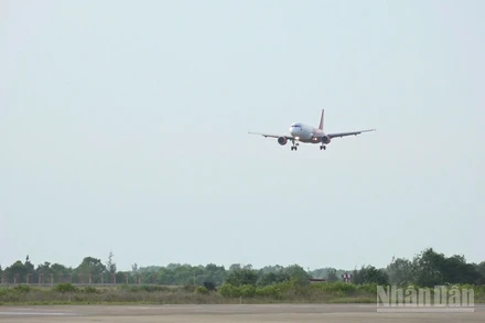 Máy bay hãng Vietjet Air hạ cánh xuống sân bay Chu Lai.