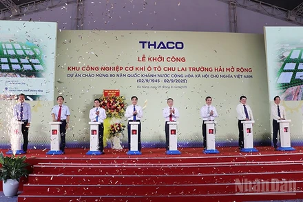 Các đại biểu bấm nút khởi công.