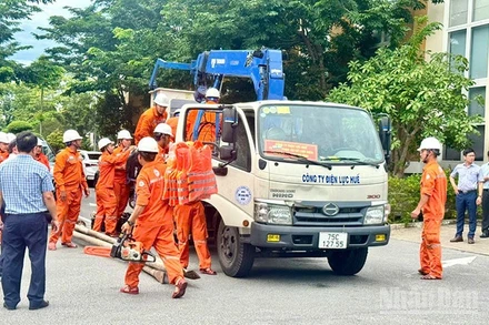 Công nhân Công ty Điện lực Huế xuất quân hỗ trợ khắc phục sự cố lưới điện do bão số 5.