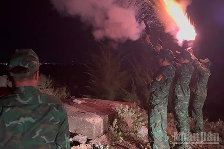 Lực lượng Bộ đội Biên phòng thành phố Đà Nẵng tổ chức bắn pháo hiệu kêu gọi tàu thuyền vào bờ tránh, trú bão.