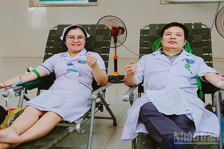 Gần 100 nhân viên y tế thuộc Bệnh viện đa khoa Trung ương Quảng Nam tham gia hiến máu tình nguyện.