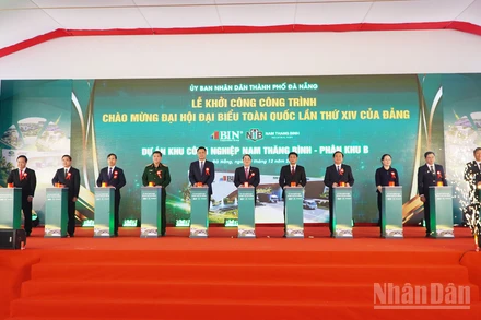 Phó Chủ tịch Quốc hội Nguyễn Đức Hải cùng các đại biểu bấm nút khởi công Dự án.