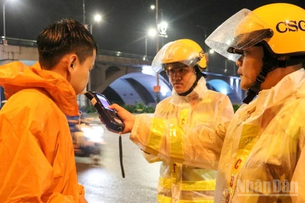 Cảnh sát giao thông thành phố Đà Nẵng tuần tra xuyên đêm bảo đảm an toàn giao thông.