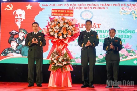 Lãnh đạo Ban Chỉ huy Bộ đội Biên phòng thành phố Đà Nẵng tặng hoa chúc mừng 50 năm ngày truyền thống Hải đội Biên phòng 1.