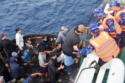 Toàn bộ 52 ngư dân của tàu cá QNa-91917 TS được Tàu Cảnh sát biển 364 tiếp nhận.