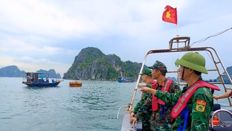 Cán bộ, chiến sĩ Đồn Biên phòng Hạ Long (tỉnh Quảng Ninh) kêu gọi tàu bè vào nơi tránh, trú bão an toàn. (Ảnh: NGUYỄN KHÁNH)