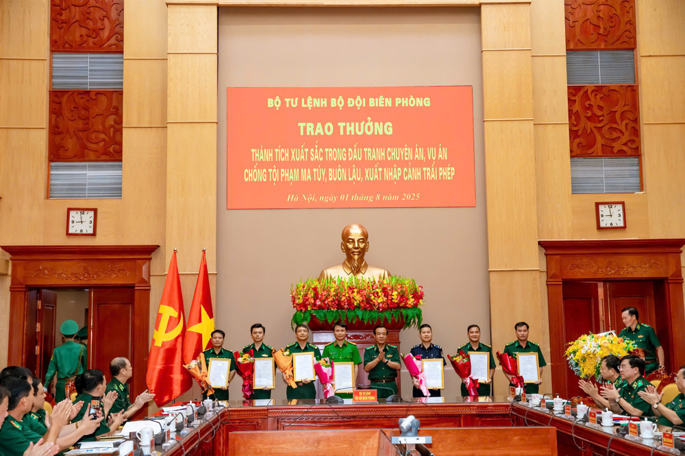 Thừa ủy quyền của Thủ trưởng Bộ Quốc phòng, Trung tướng Lê Đức Thái trao thưởng cho các đơn vị có thành tích xuất sắc trong đấu tranh Chuyên án LS325.3. (Ảnh: Bộ Tư lệnh Bộ đội Biên phòng) le-duc-thai.jpg