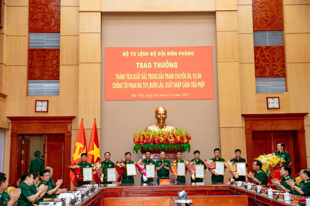 Thiếu tướng Nguyễn Văn Thiện, Phó Tư lệnh Bộ đội Biên phòng trao thưởng cho các đơn vị có thành tích xuất sắc trong đấu tranh các Chuyên án LC725, TN725p và vụ bắt giữ đối tượng vận chuyển pháo hoa nổ. (Ảnh: Bộ Tư lệnh Bộ đội Biên phòng) z6862980926726-5f82cefbb6297e135f6349d18d6171cb.jpg