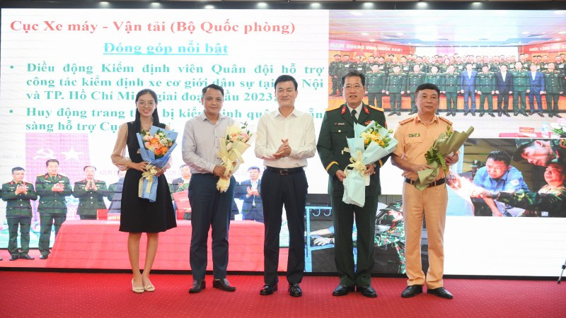 Cục trưởng Cục Đăng kiểm Việt Nam Nguyễn Chiến Thắng tặng hoa cho các đồng chí đại diện Cục Cảnh sát giao thông (Bộ Công an) và Cục Xe máy-Vận tải (Bộ Quốc phòng). (Ảnh: THẾ ĐẠI) gap-mat-cuc-dang-kiem-1740-1639.jpg