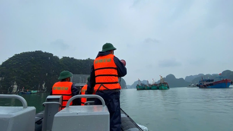 Cán bộ, chiến sĩ Hải đoàn Biên phòng 38 dùng loa kêu gọi ngư dân về bờ tránh, trú bão. (Ảnh: HÀ VINH) z6826835211503-eab3803cd64605029fc41f51f13ec6ed-9372.jpg