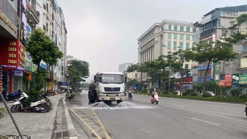 Xe phun nước làm sạch mặt đường tại phố Xã Đàn.