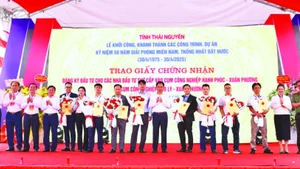 Lãnh đạo tỉnh Thái Nguyên trao giấy chứng nhận đăng ký đầu tư cho hàng loạt dự án đầu tư vào các khu, cụm công nghiệp.