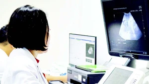 Siêu âm kiểm tra sức khỏe mẹ và con trước khi sinh ở Bệnh viện Phụ sản Hải Dương.