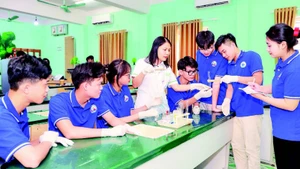 Giờ thí nghiệm của học sinh Trường THPT Kim Ngọc, phường Vĩnh Yên, tỉnh Phú Thọ.