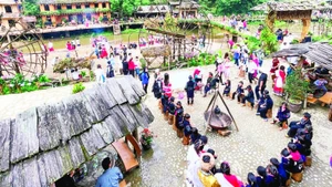 Bản du lịch cộng đồng Cát Cát là điểm đến yêu thích của nhiều du khách trong nước và nước ngoài. (Ảnh CÔNG HẢI)