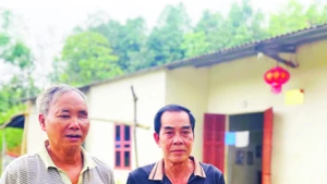Ông Đặng Bá Văn (bên phải) cùng ông Nguyễn Văn Hồng bên ngôi nhà nhân ái.