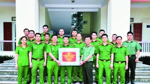 Lãnh đạo Công an thành phố Hải Phòng tặng quà động viên Công an xã Lạc Phượng, đơn vị thực hiện hiệu quả phong trào thi đua “Vì an ninh Tổ quốc”. (Ảnh THẾ KHOA)