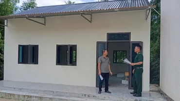Kiểm tra, đưa phòng học vi tính ở điểm Trường tiểu học bản Tà Cóm, xã Trung Lý vào sử dụng.
