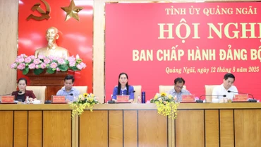 Các đồng chí Thường trực Tỉnh ủy Quảng Ngãi điều hành hội nghị.