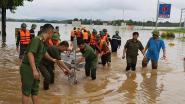 Công an Thanh Hóa hạ thủy phương tiện phục vụ cứu hộ, hỗ trợ di chuyển an toàn qua vùng ngập nước.