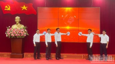 Lãnh đạo Tỉnh Lào Cai và xã Yên Bình ra mắt Trang thông tin Đại hội Đảng bộ xã Yên Bình. (Ảnh: THANH SƠN)