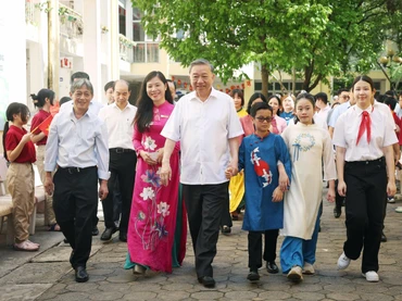 Tổng Bí thư Tô Lâm chụp ảnh lưu niệm cùng thầy cô và học sinh Trường PTCS Nguyễn Đình Chiểu và Trường PTCS Xã Đàn. Ảnh: Thống Nhất /TTXVN