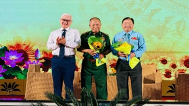 Đồng chí Nguyễn Văn Lợi, Trưởng đoàn Đại biểu Quốc hội Thành phố Hồ Chí Minh tặng hoa tri ân Anh hùng Lực lượng vũ trang Đoàn Văn Thái (đứng giữa) và Anh hùng Lực lượng vũ trang Ngô Tùng Chinh (bên phải).