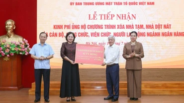 Đồng chí Đỗ Văn Chiến (thứ 2 từ phải sang) thay mặt Ban Thường trực Ủy ban Trung ương Mặt trận Tổ quốc Việt Nam tiếp nhận số tiền quyên góp 82 tỷ đồng.