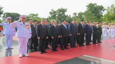 Các đồng chí lãnh đạo, nguyên lãnh đạo Đảng, Nhà nước vào Lăng viếng Chủ tịch Hồ Chí Minh. (Ảnh THẾ ĐẠI)