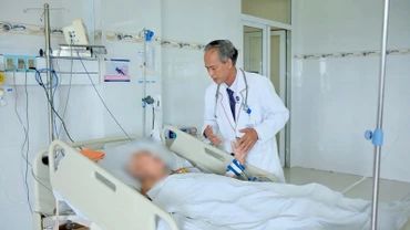 Bác sĩ Bệnh viện đa khoa Xuyên Á Tây Ninh thăm khám bệnh nhân bị rắn cắn. (Ảnh: BVCC)