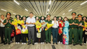 Lãnh đạo Ủy ban nhân dân Thành phố Hồ Chí Minh và Quân khu 7, Bộ Tư lệnh thành phố đón cán bộ, chiến sĩ trở về.