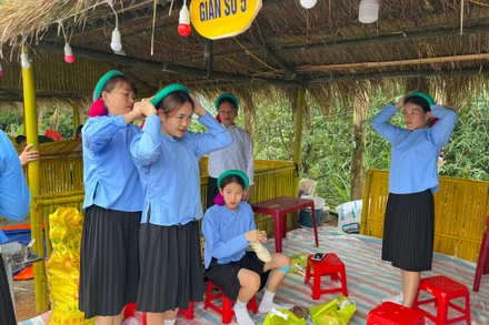 Các cô gái Sán Chỉ chuẩn bị trang phục vào hội.