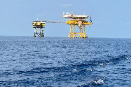 Tổ quốc bên bờ sóng. (Ảnh: Đăng Khoa)