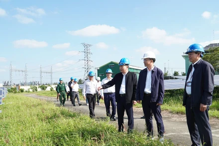 Lãnh đạo tỉnh Đắk Nông thực tế quá trình vận hành Nhà máy Điện mặt trời Cư Jút.