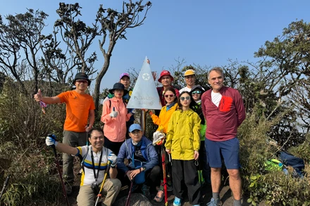 Đích đến là đỉnh Putaleng cao 3.049 m.