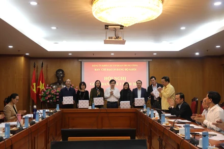 Trưởng Ban Chỉ đạo 35 Đảng bộ Khối Nguyễn Quang Trường trao quà cảm ơn các đồng chí thôi tham gia Tổ thư ký Ban Chỉ đạo 35 Đảng bộ Khối.