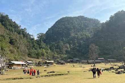 Dưới trời xanh, làng "nguyên thủy" đẹp tới sững sờ.