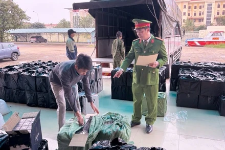 Công an tỉnh Quảng Bình bắt xe vận chuyển gần 1.600 chai rượu nhập lậu đang trên đường đi tiêu thụ. (Ảnh: CAQB)