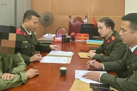 Người đàn ông 54 tuổi ở thị trấn Hoàn Lão, huyện Bố Trạch bị xử phạt hành chính về hành vi livestream trên Facebook để “chốt” đo nồng độ cồn. (Ảnh: Công an Quảng Bình)