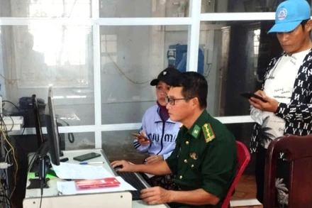 Đồn Biên phòng cửa khẩu Cảng Gianh kiểm tra hồ sơ các chủ tàu cá trong thực hiện quy định về chống khai thác IUU