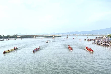 Các thuyền bơi nam bắt đầu xuất phát để đua tranh trên chặng đường 15km