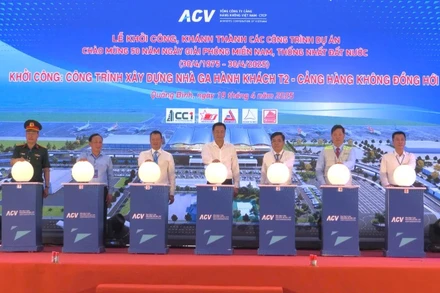 Các đại biểu thực hiện nghi thức khởi công dự án Nhà ga T2 - Cảng hàng không Đồng Hới.