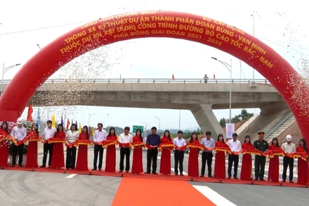 Các đại biểu cắt băng thông xe kỹ thuật dự án thành phần cao tốc bắc-nam phía đông đoạn Bùng-Vạn Ninh, tỉnh Quảng Bình.