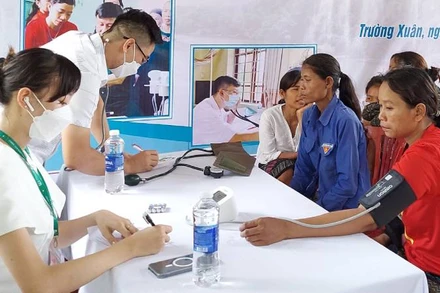 Người dân tham gia bảo hiểm y tế là để giảm bớt khó khăn, chia sẻ rủi ro khi đau ốm (Ảnh minh họa)