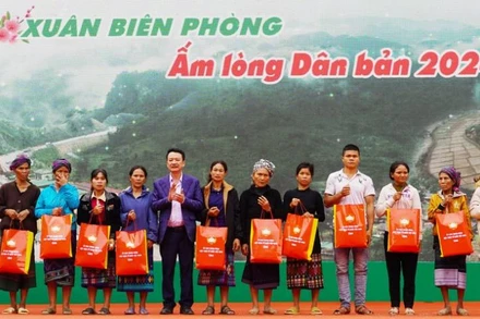 Đại diện lãnh đạo Ủy ban Mặt trận Tổ quốc tỉnh Quảng Bình tặng quà Tết cho đồng bào dân tộc thiểu số xã Dân Hóa, huyện Minh Hóa.