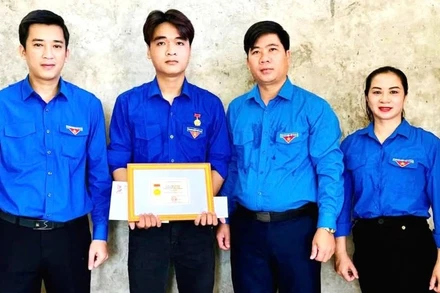Các đại biểu trao Huy hiệu “Tuổi trẻ dũng cảm” cho đoàn viên Lê Anh Phương.