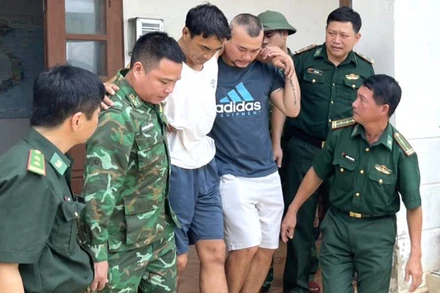 Ngư dân Nguyễn Ngọc Hà (áo trắng) được cứu sau 3 ngày lênh đênh trên biển