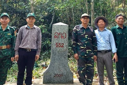Đoàn công tác của Đồn Biên phòng Làng Mô và xã Trường Sơn trong một chuyến tuần tra, kiểm tra mốc quốc giới. (Ảnh chụp từ phía biên giới nước bạn Lào)